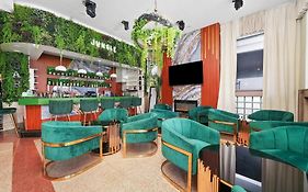 Chesterfield Hotel & Suites